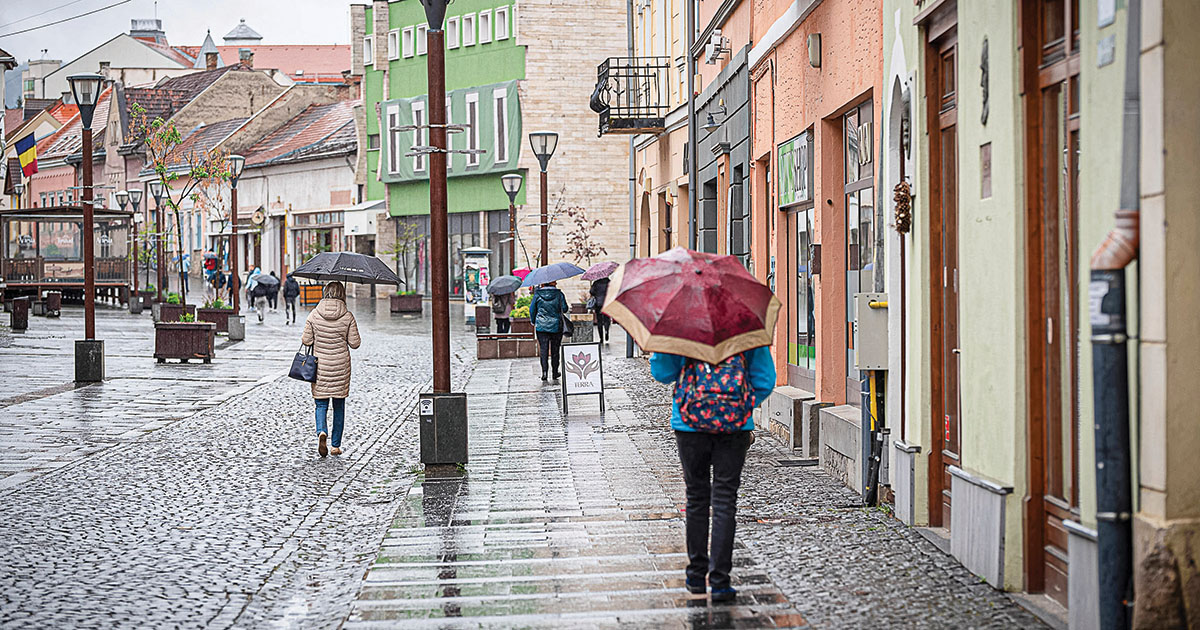 Ha alacsonyan szállnak a fecskék a drótostót felett